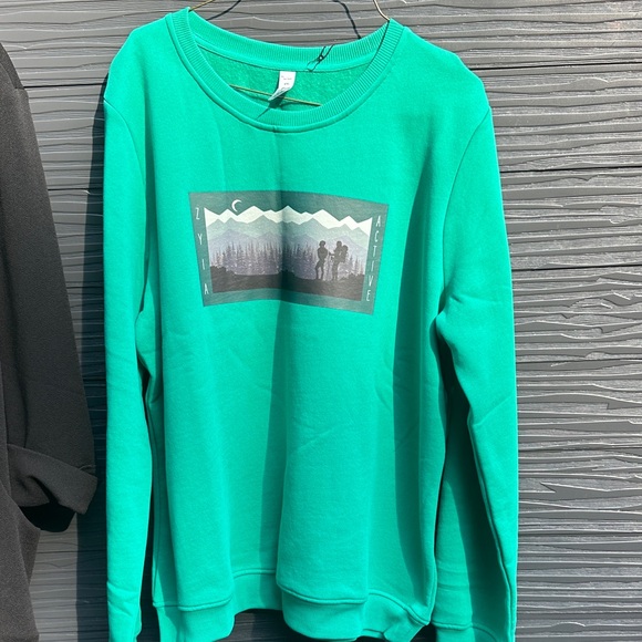 ZYIA Tops - ZYIA Green Graphic Sweatshirt